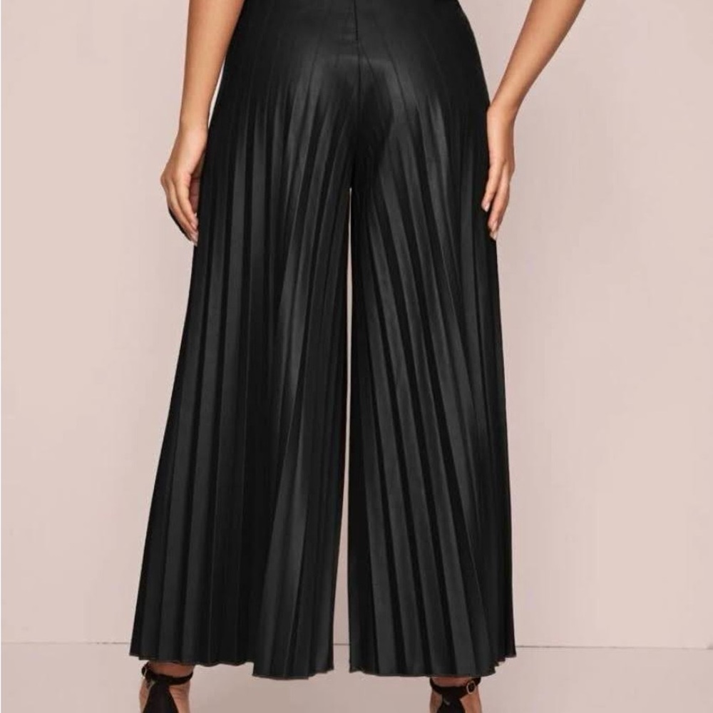 Elegant Black Pleated Wide-Leg Pants